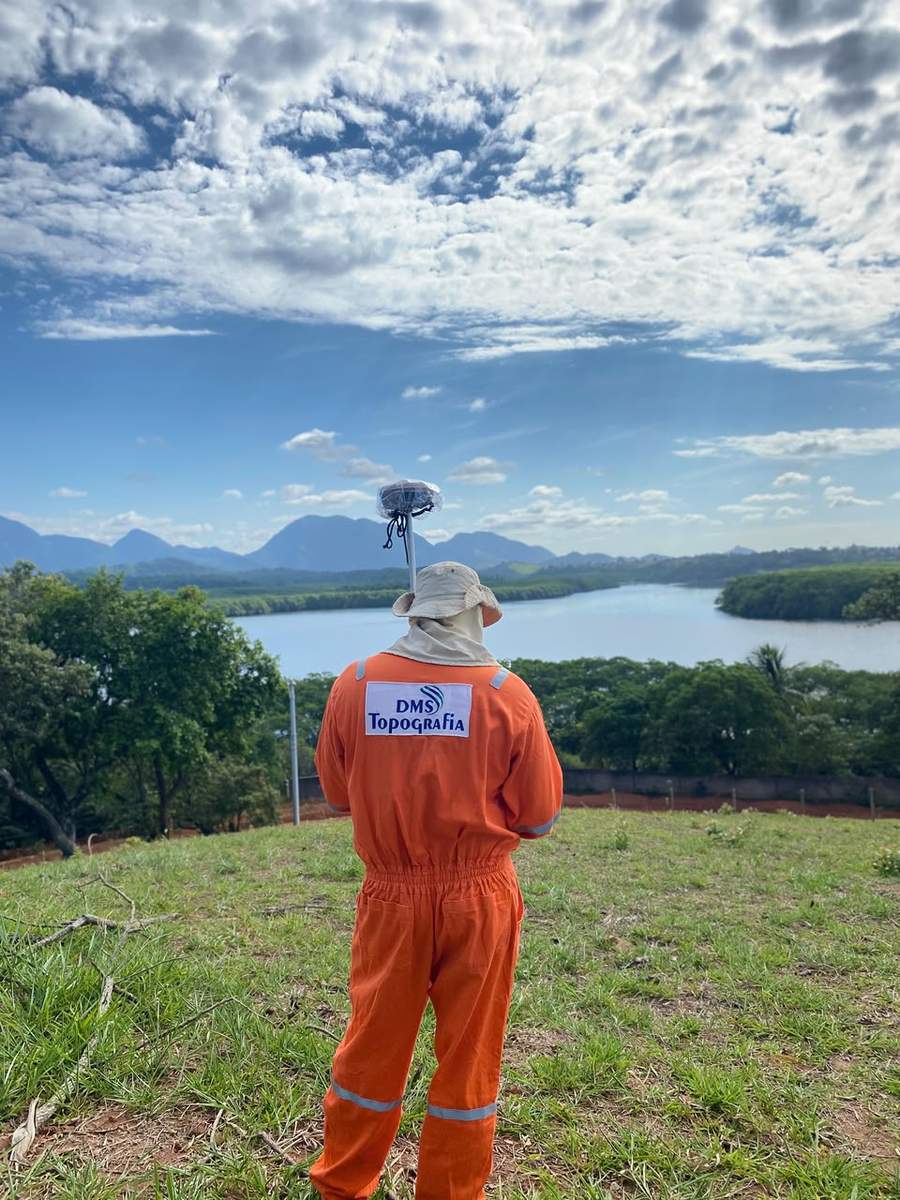 Trabalho de campo da DMS Topografia com equipamento GNSS