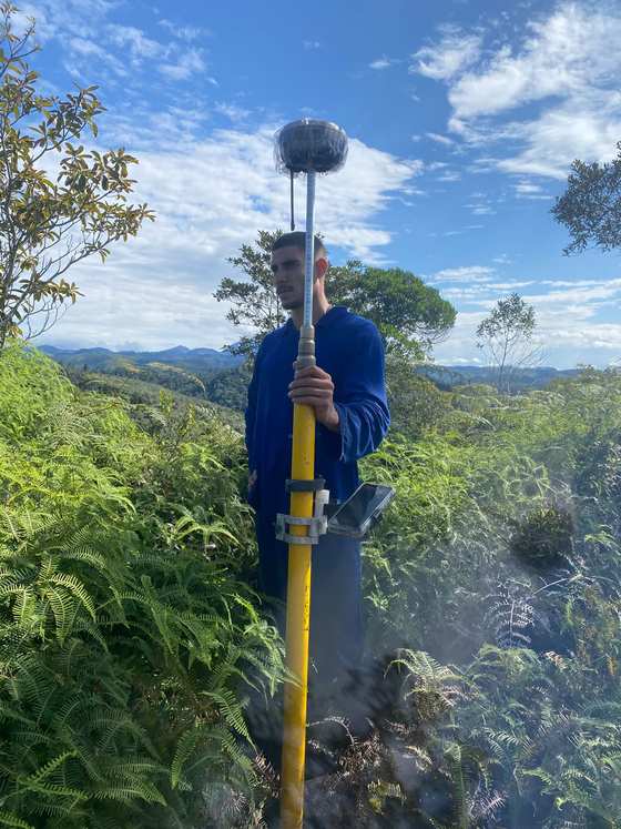 Equipamento GNSS utilizado em levantamento de campo
